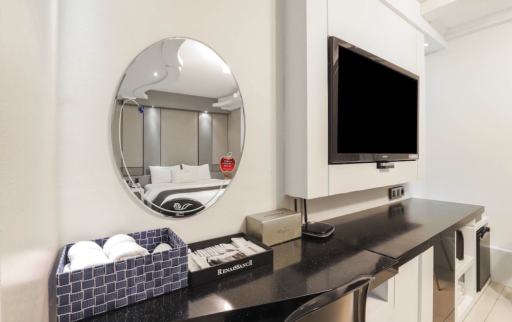 Renaissance Hotel 3*