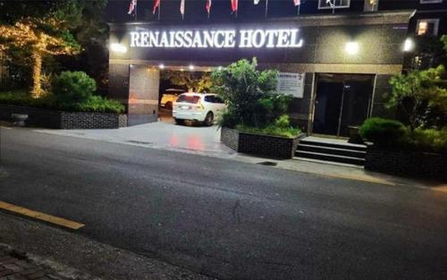 Renaissance Hotel 3*