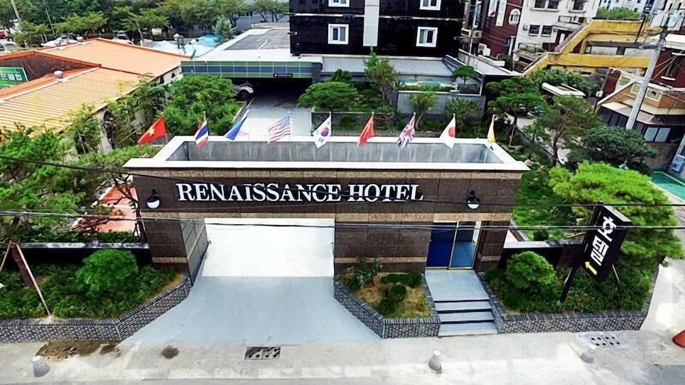 Renaissance Hotel 3*