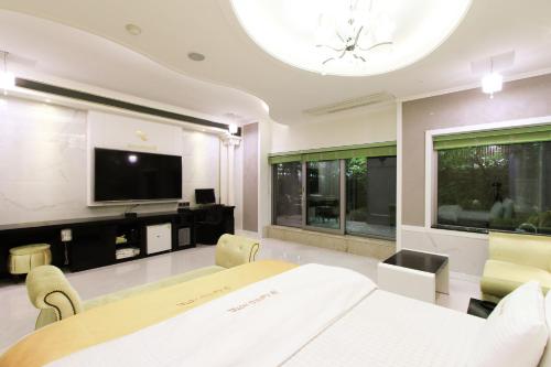 Renaissance Hotel 3*