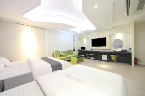 Renaissance Hotel 3*