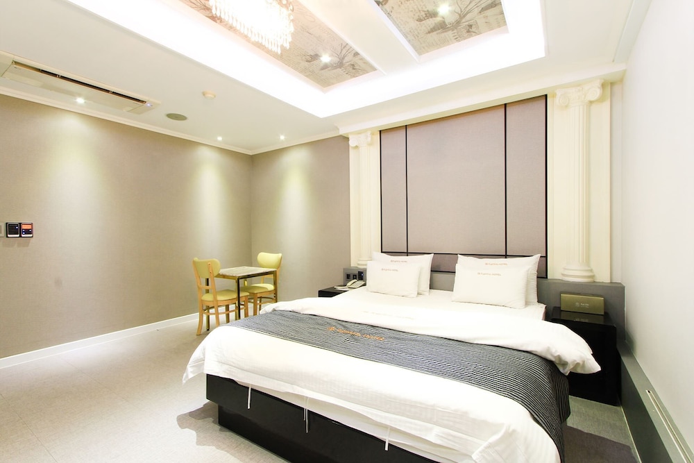 Renaissance Hotel 3*