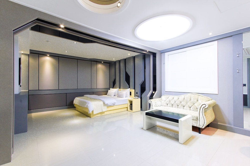 Renaissance Hotel 3*