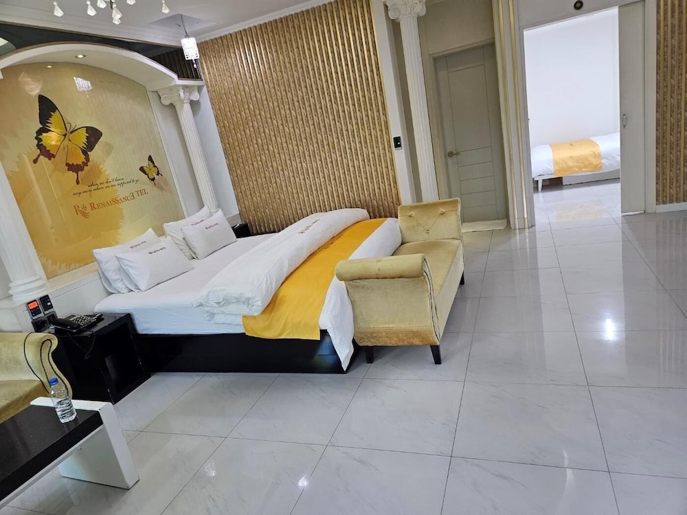 Renaissance Hotel 3*