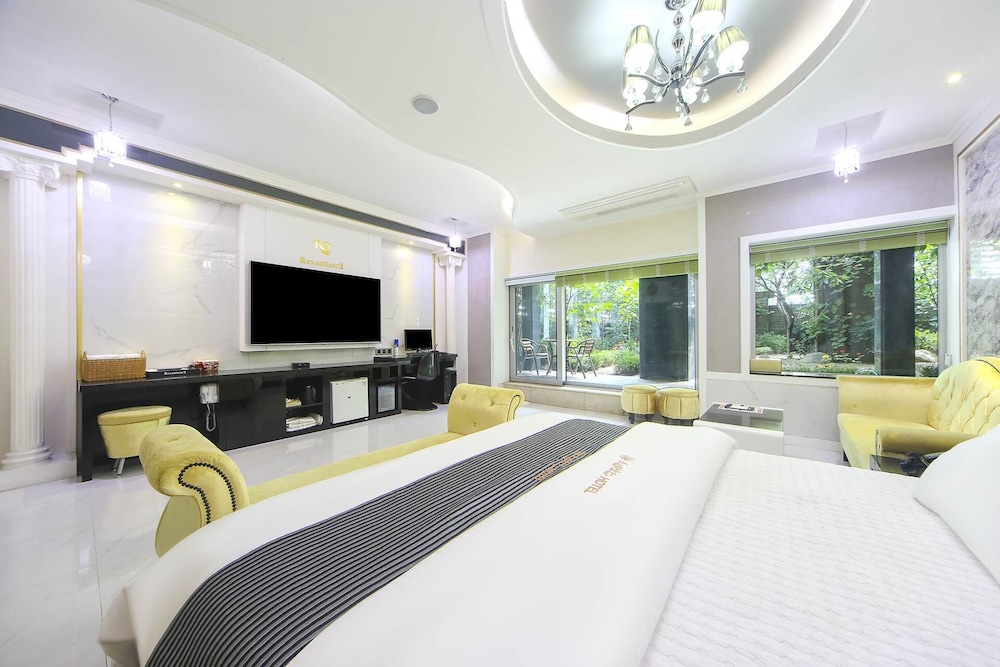 Renaissance Hotel 3*