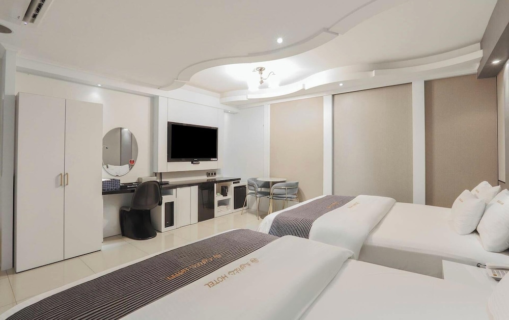 Renaissance Hotel 3*