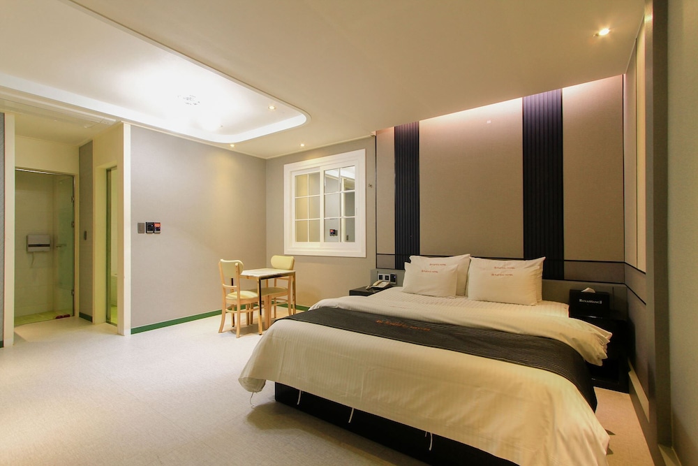 Renaissance Hotel 3*