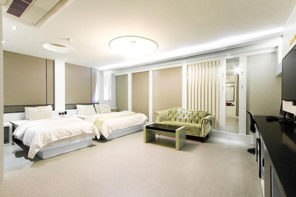 Renaissance Hotel 3*