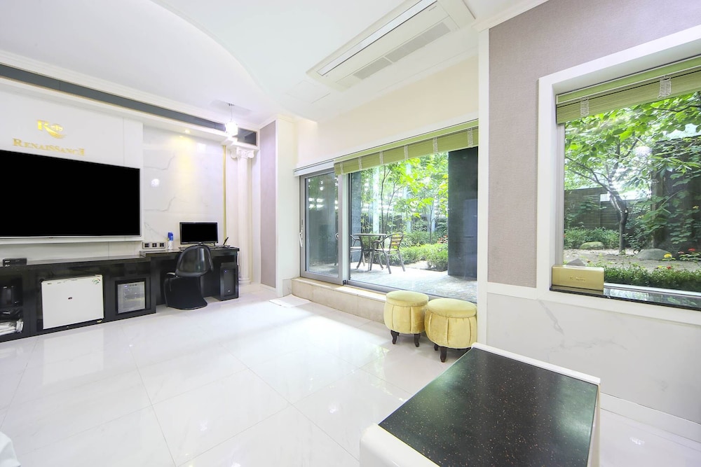 Renaissance Hotel 3*
