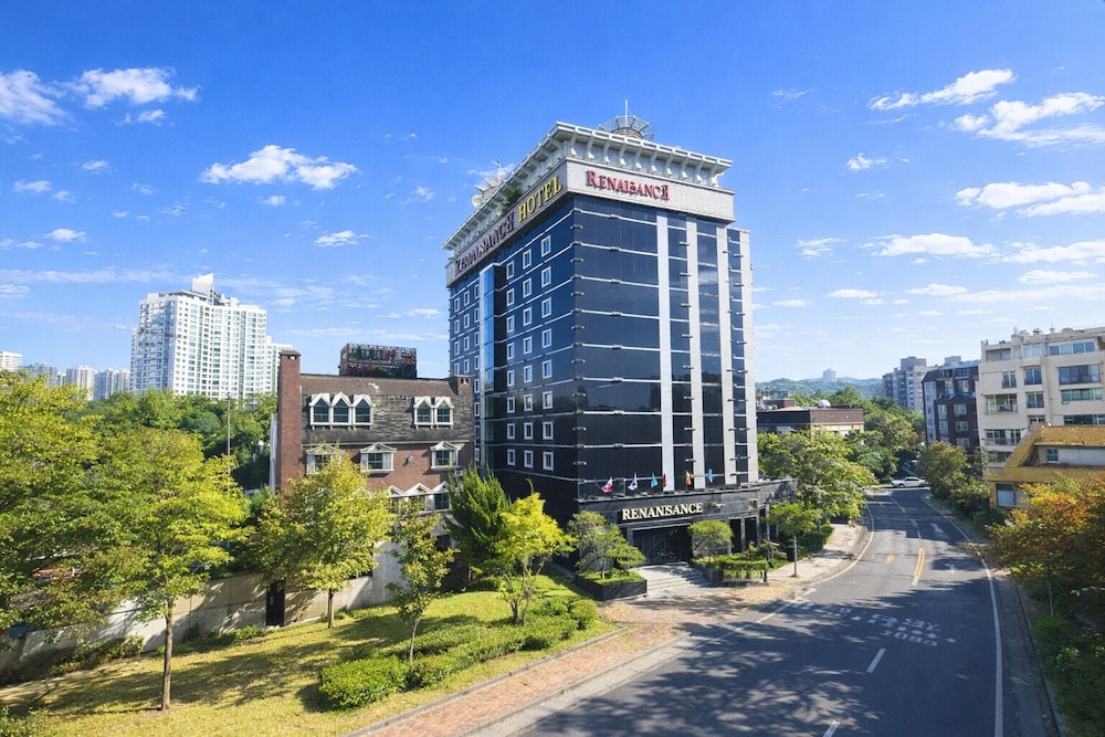 Renaissance Hotel 3*