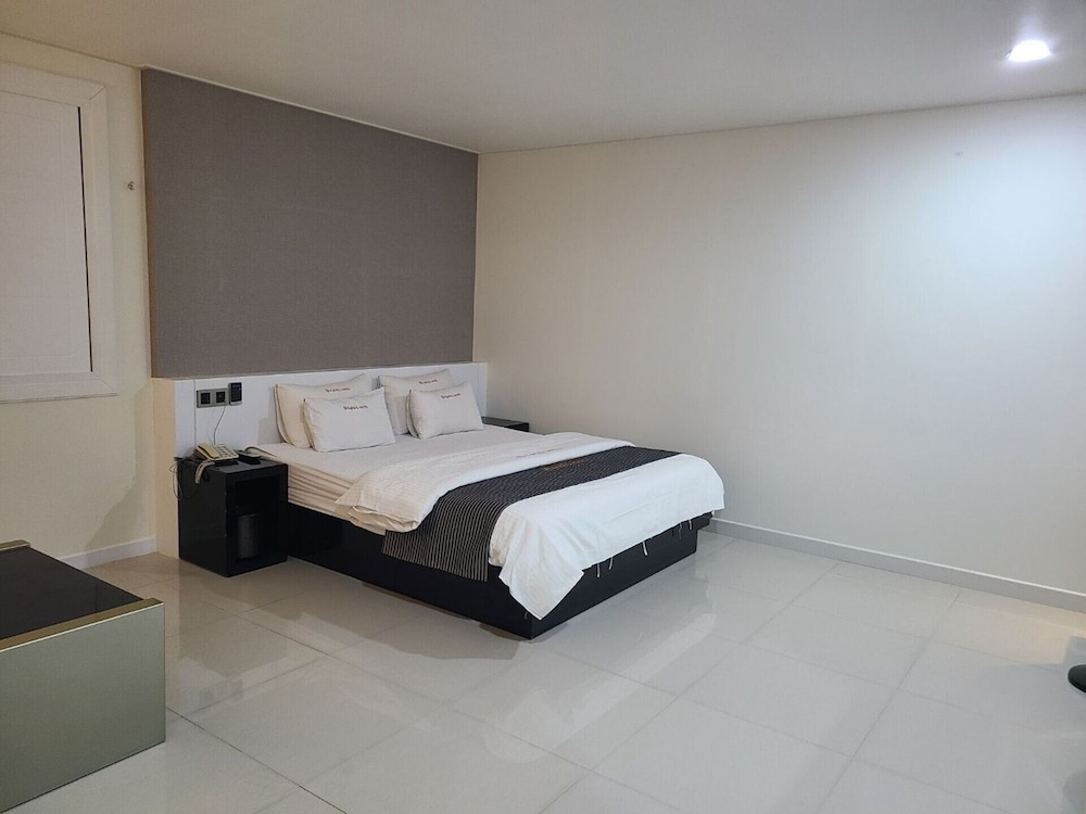 Renaissance Hotel 3*