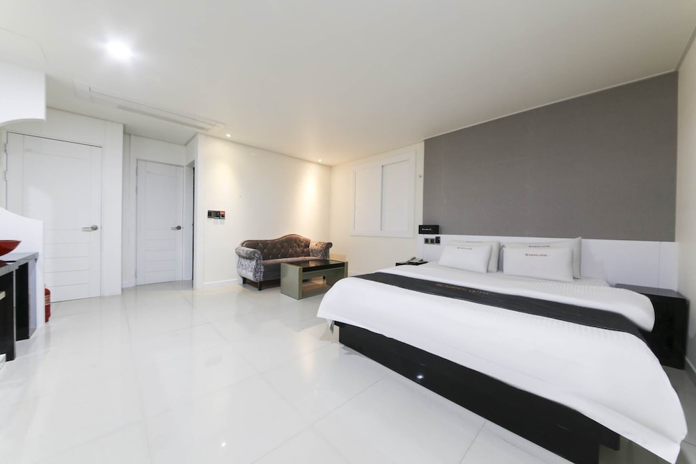Renaissance Hotel 3*