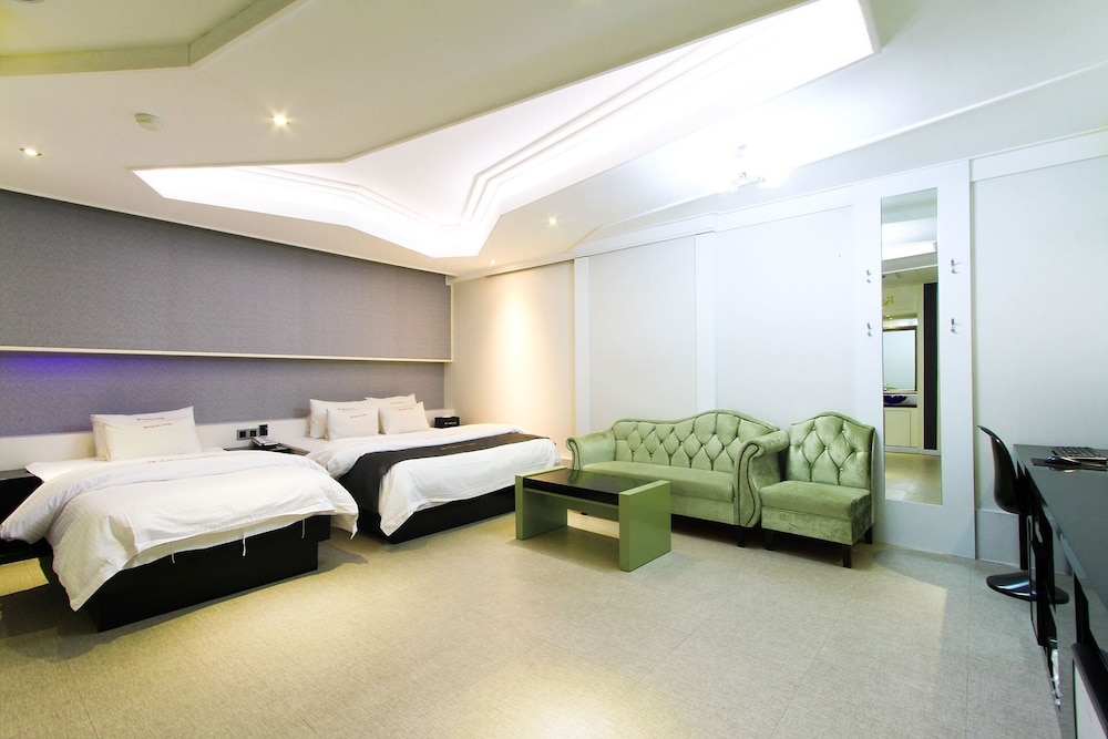 Renaissance Hotel 3*
