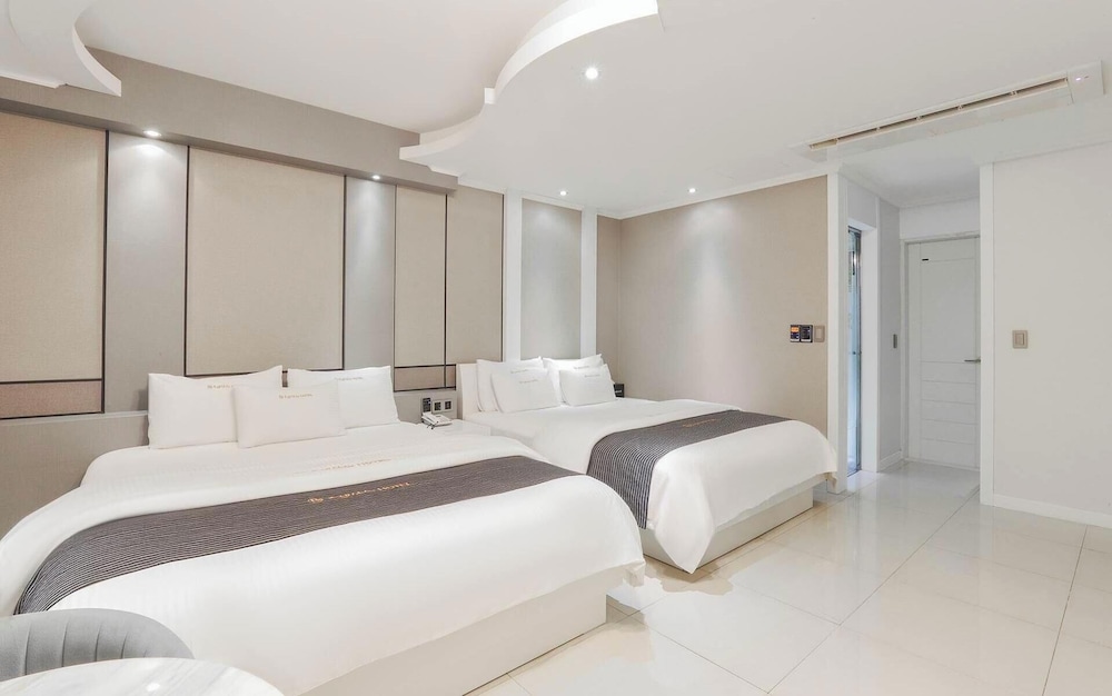 Renaissance Hotel 3*