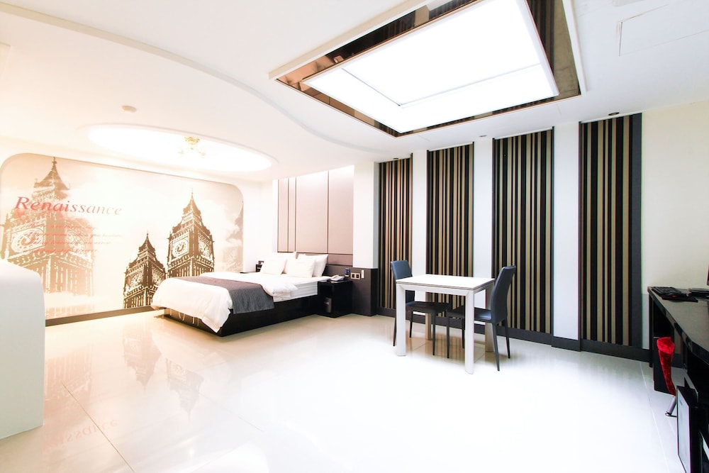Renaissance Hotel 3*
