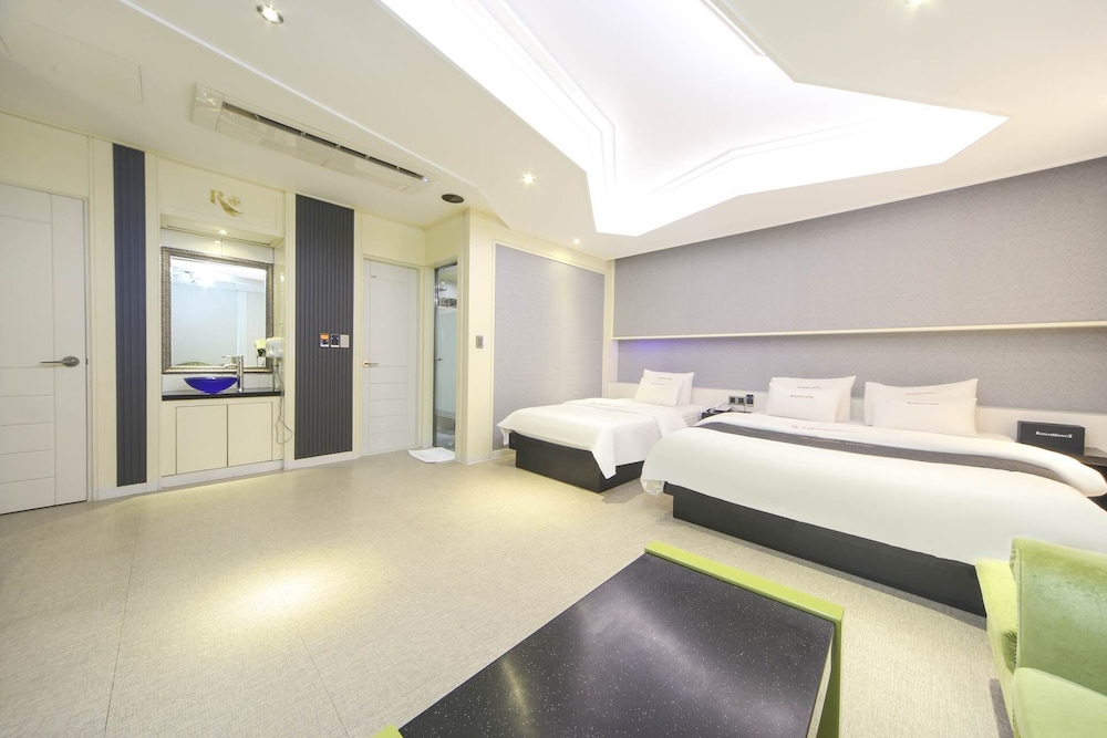 Renaissance Hotel 3*