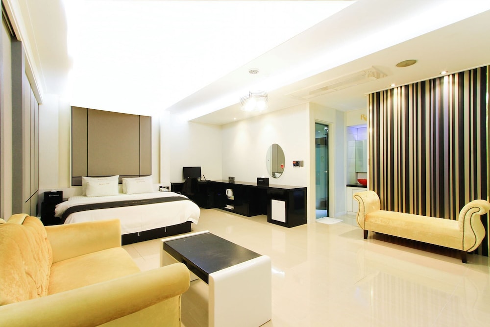 Renaissance Hotel 3*