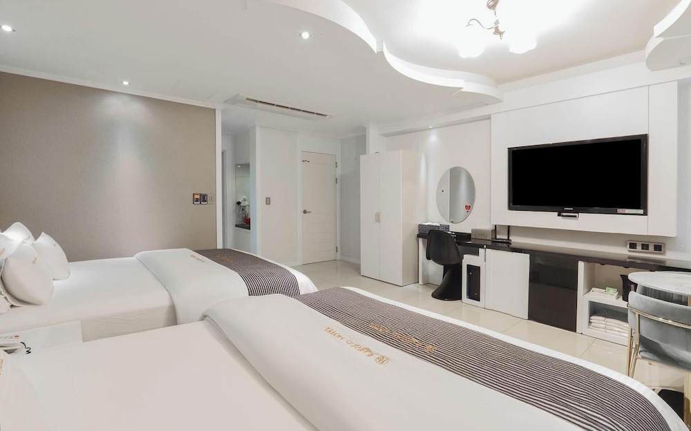 Renaissance Hotel 3*