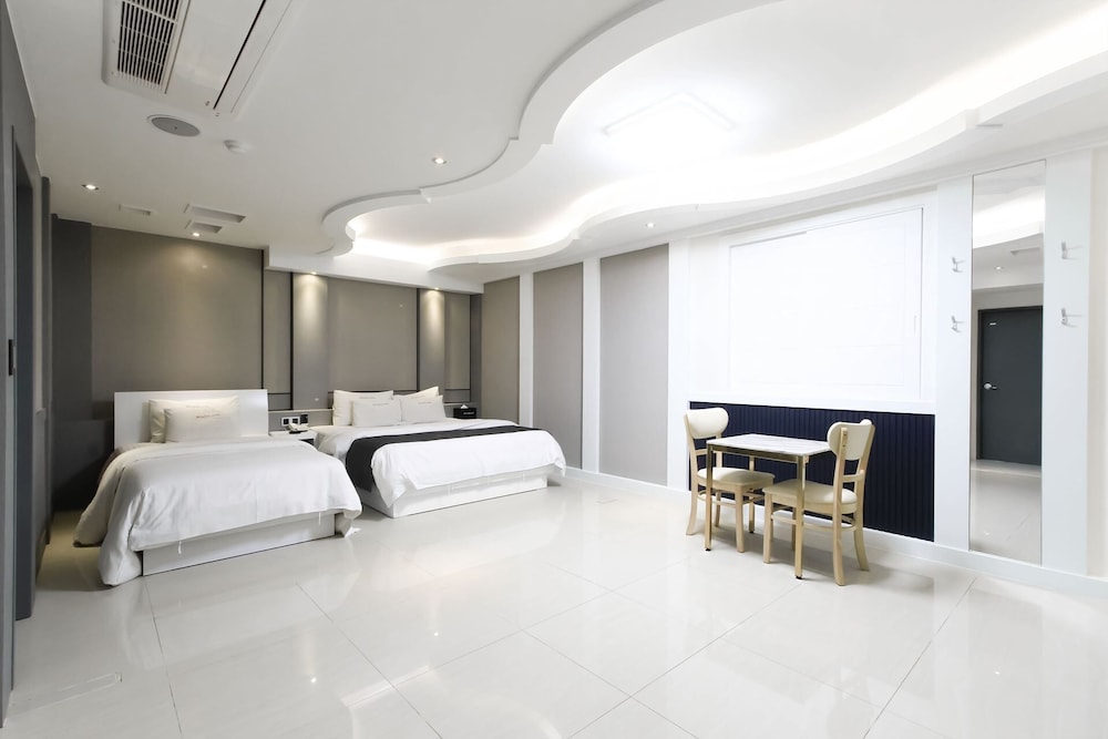Renaissance Hotel 3*