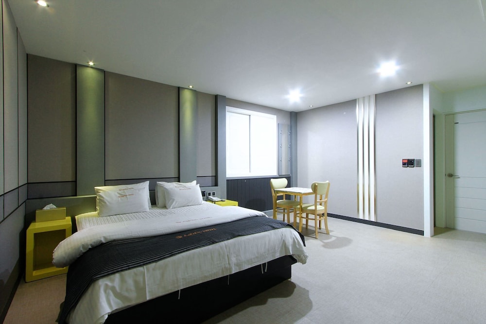 Renaissance Hotel 3*