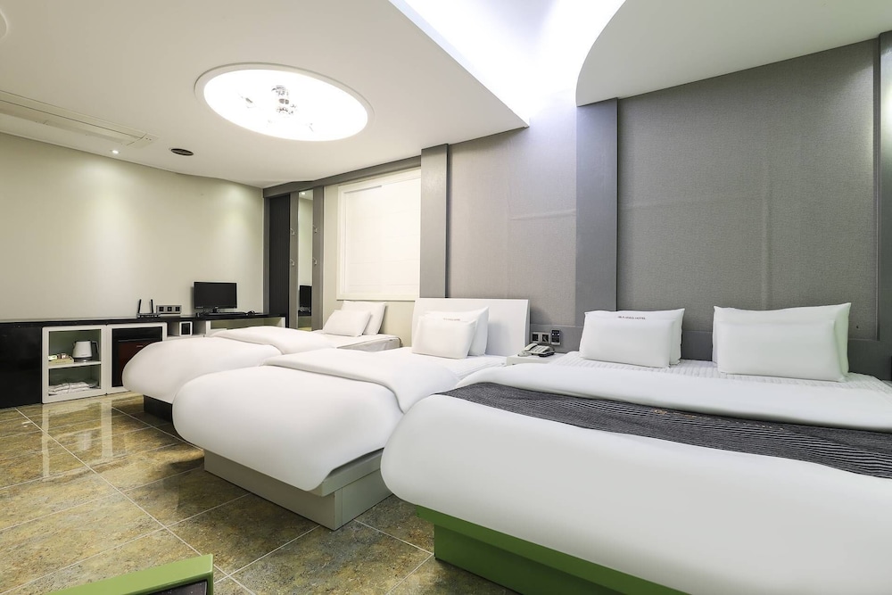 Renaissance Hotel 3*