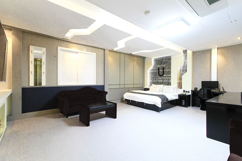 Renaissance Hotel 3*