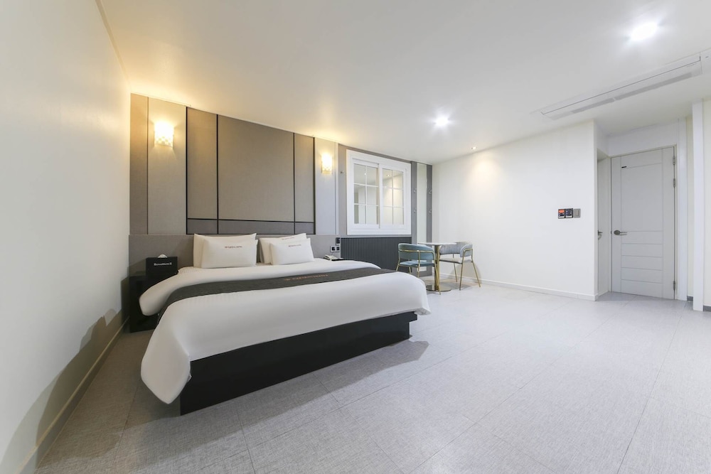 Renaissance Hotel 3*