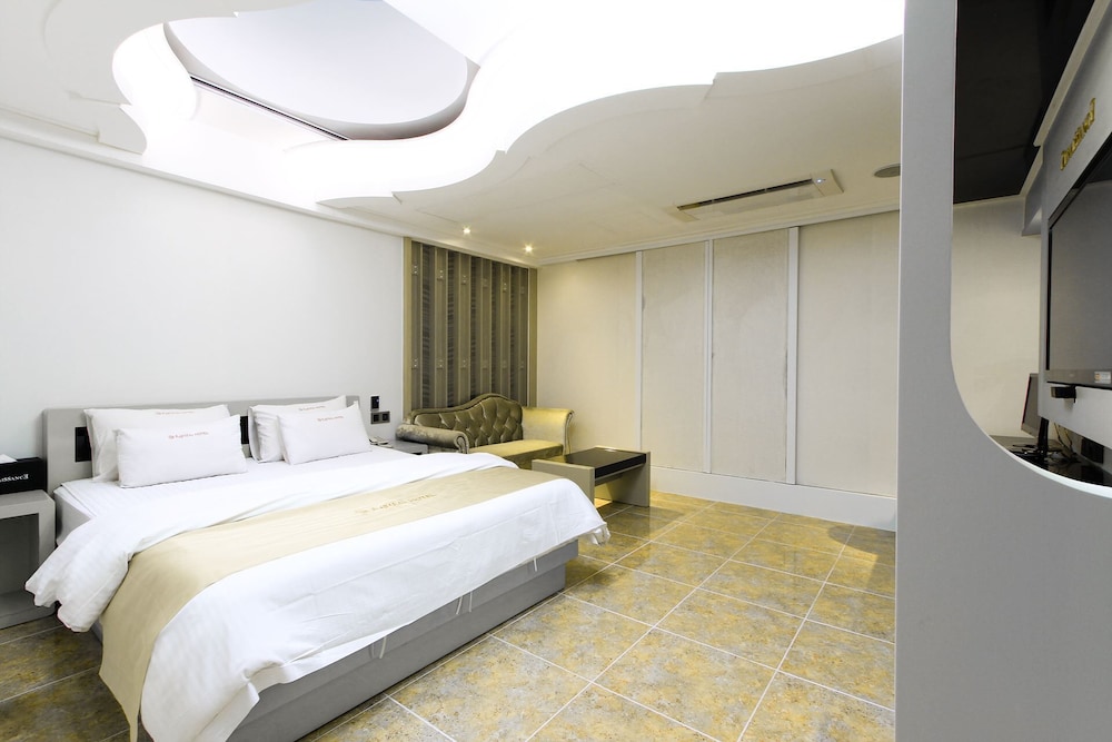 Renaissance Hotel 3*