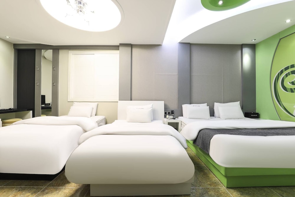Renaissance Hotel 3*