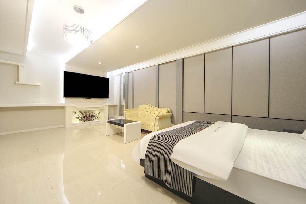 Renaissance Hotel 3*