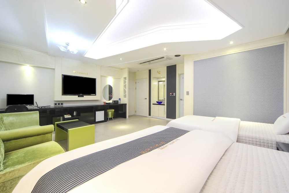 Renaissance Hotel 3*