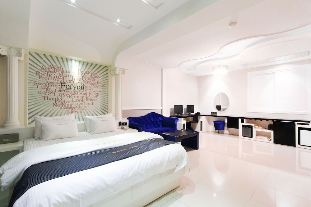 Renaissance Hotel 3*