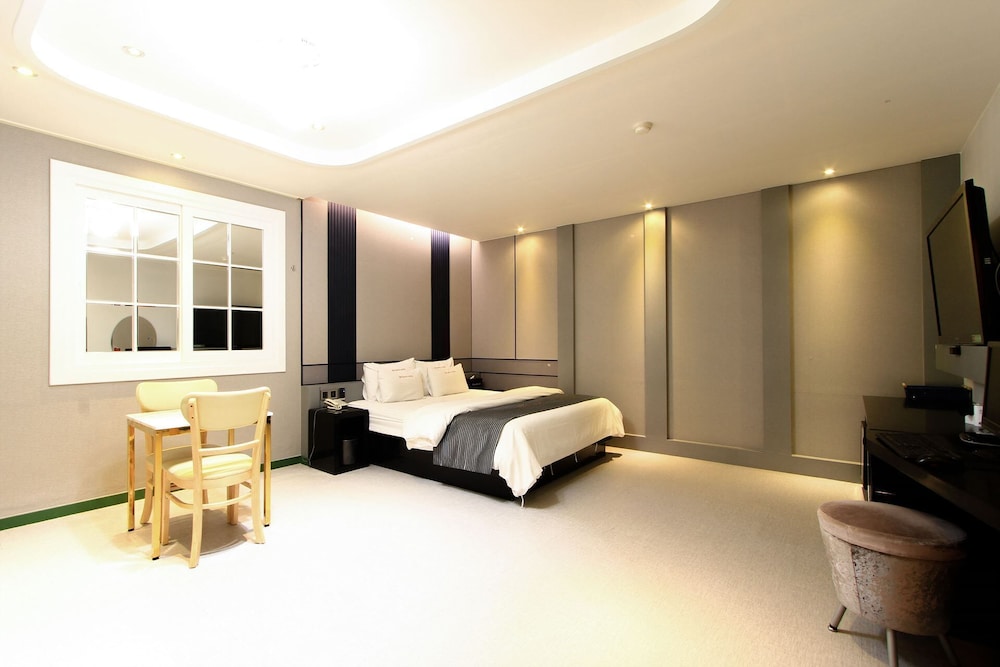 Renaissance Hotel 3*