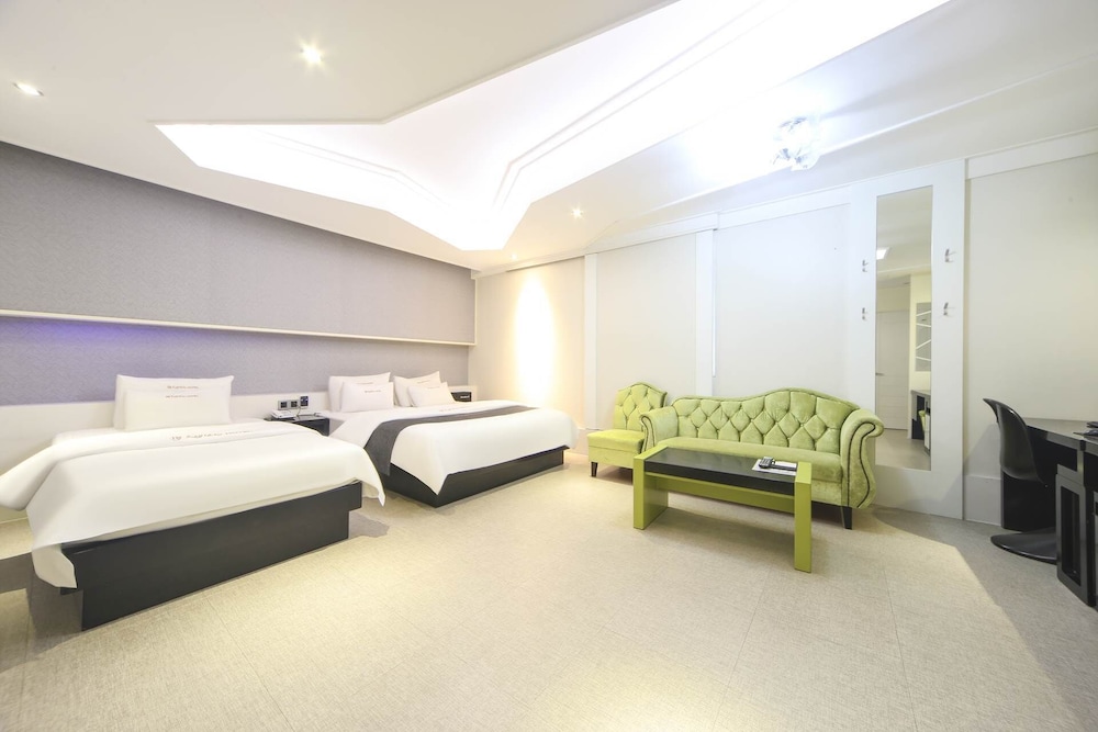 Renaissance Hotel 3*