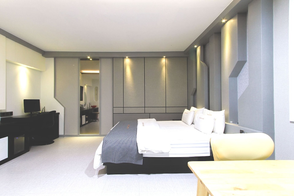 Renaissance Hotel 3*