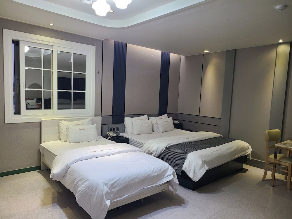 Renaissance Hotel 3*