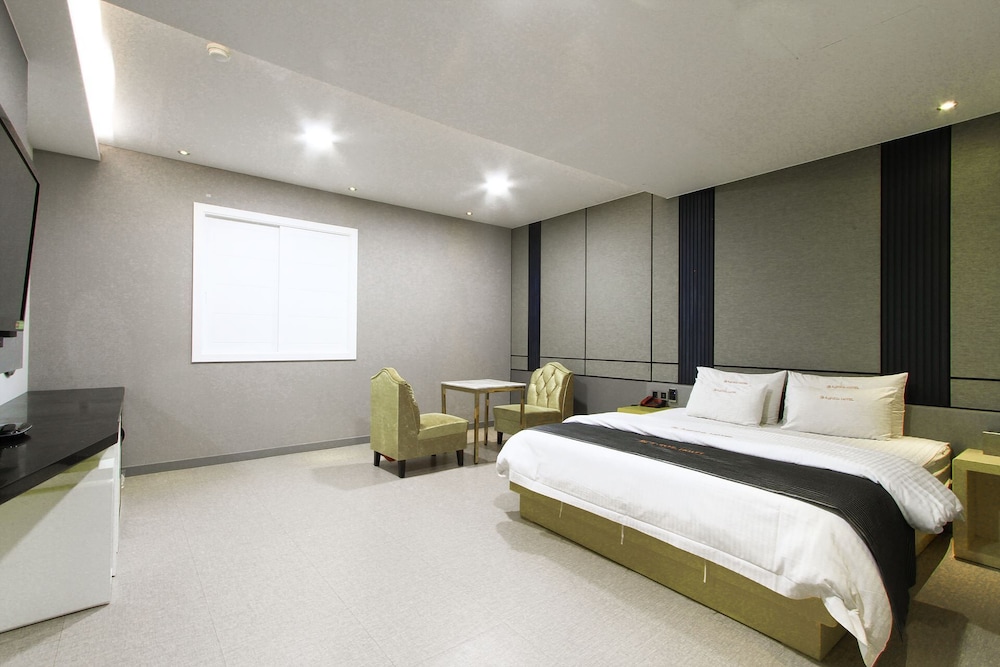 Renaissance Hotel 3*