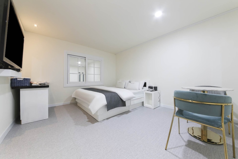 Renaissance Hotel 3*