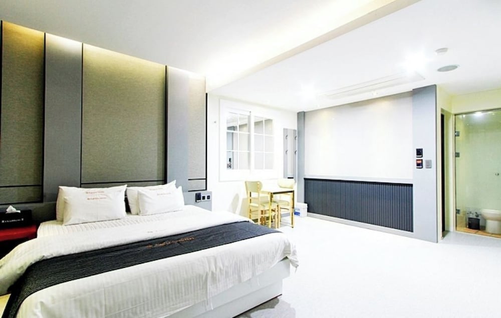 Renaissance Hotel 3*