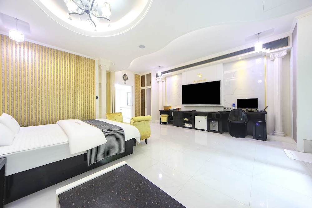 Renaissance Hotel 3*