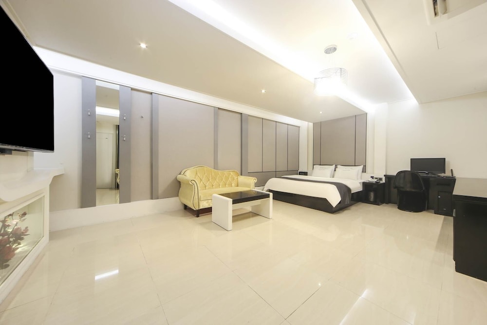 Renaissance Hotel 3*