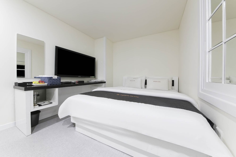 Renaissance Hotel 3*