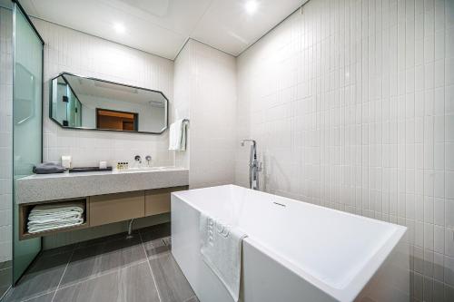 ACT Hotel 3*