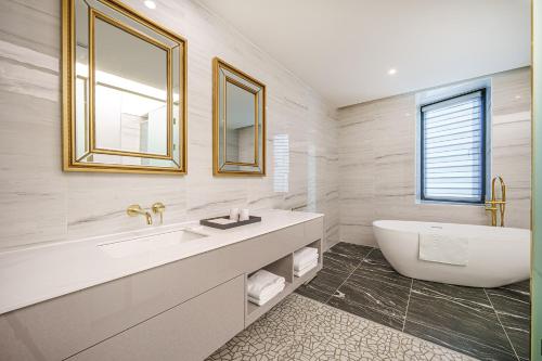 ACT Hotel 3*