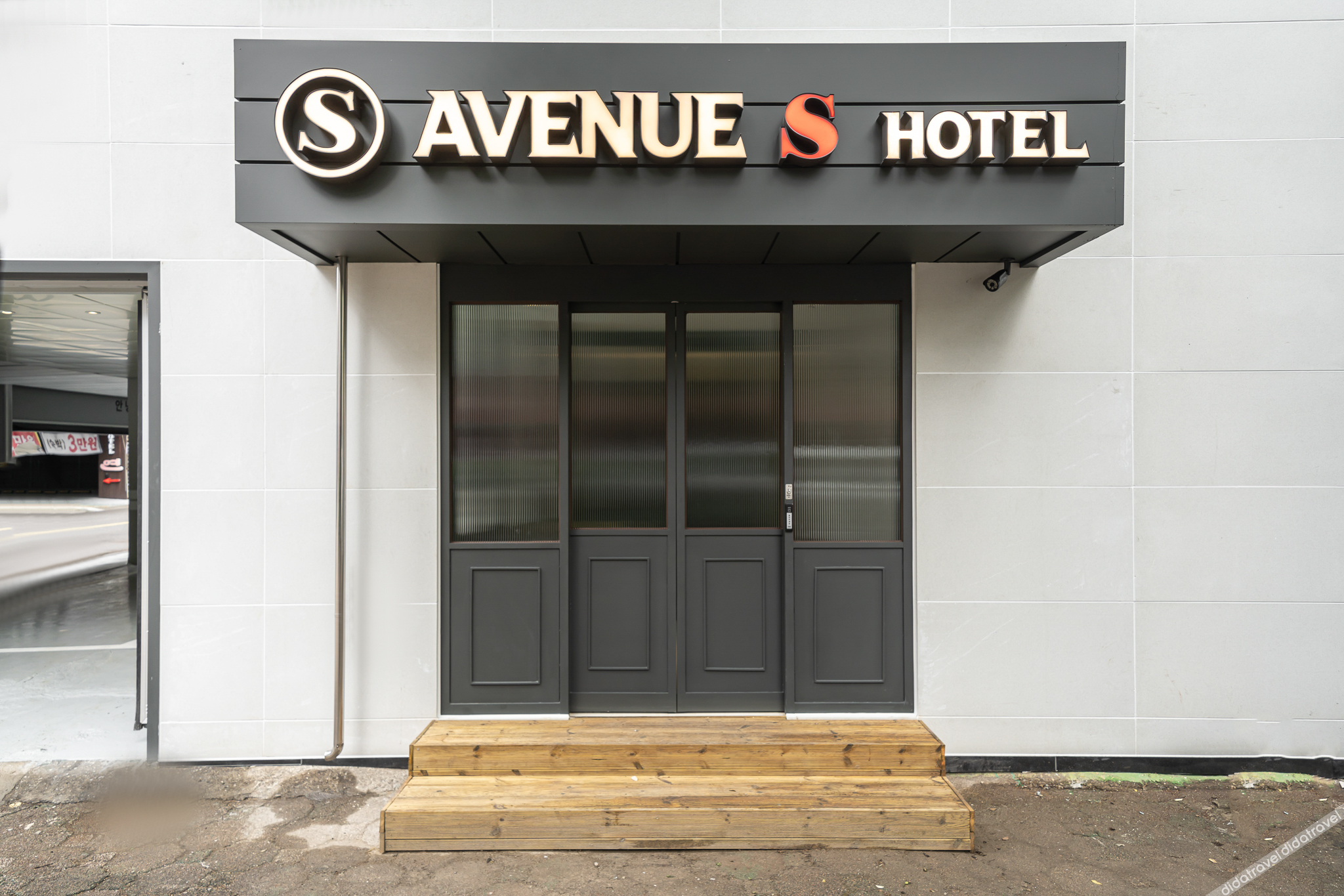 Wolgot Avenue S 3*