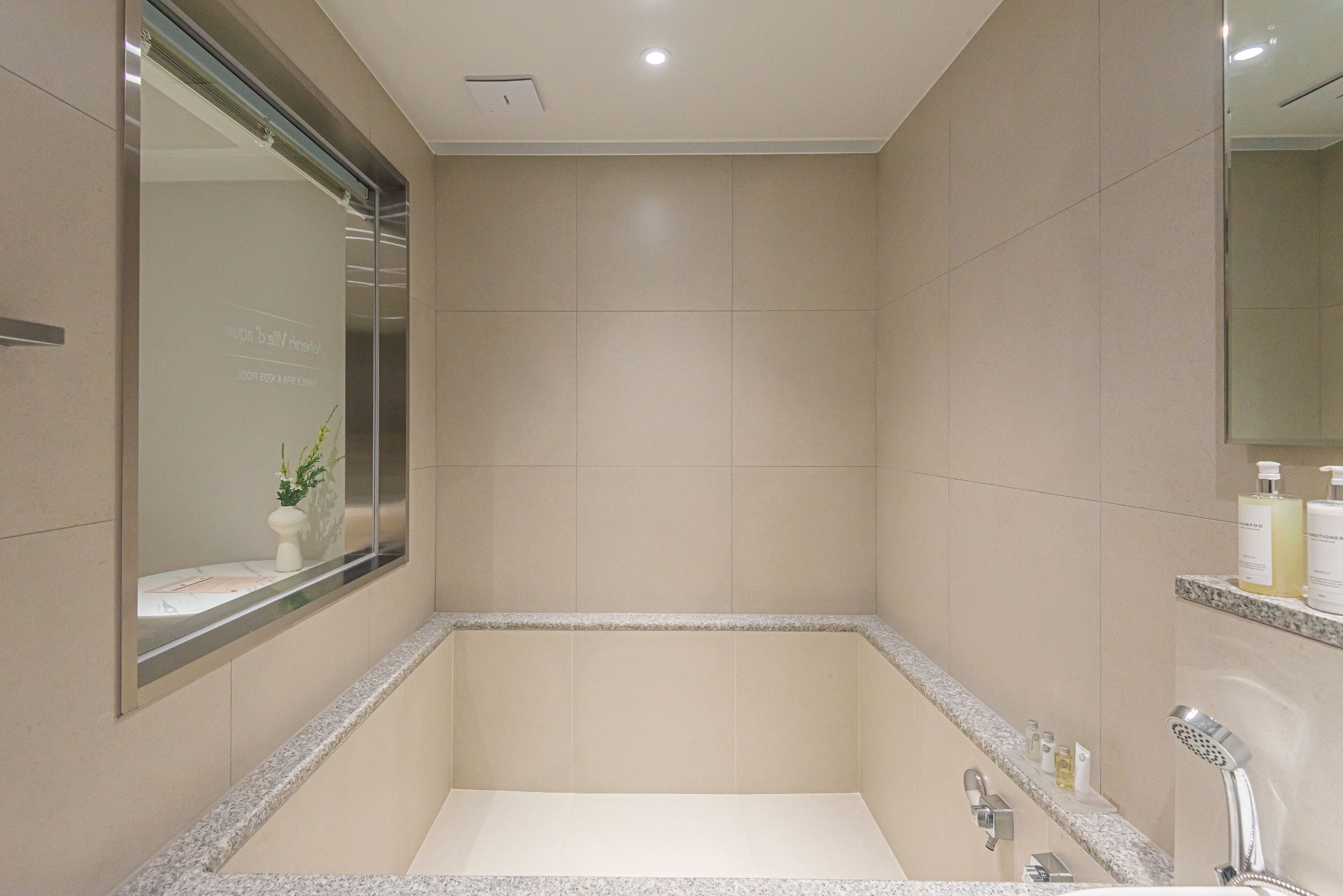 Asherah Villard Aqua Business Hotel 2*