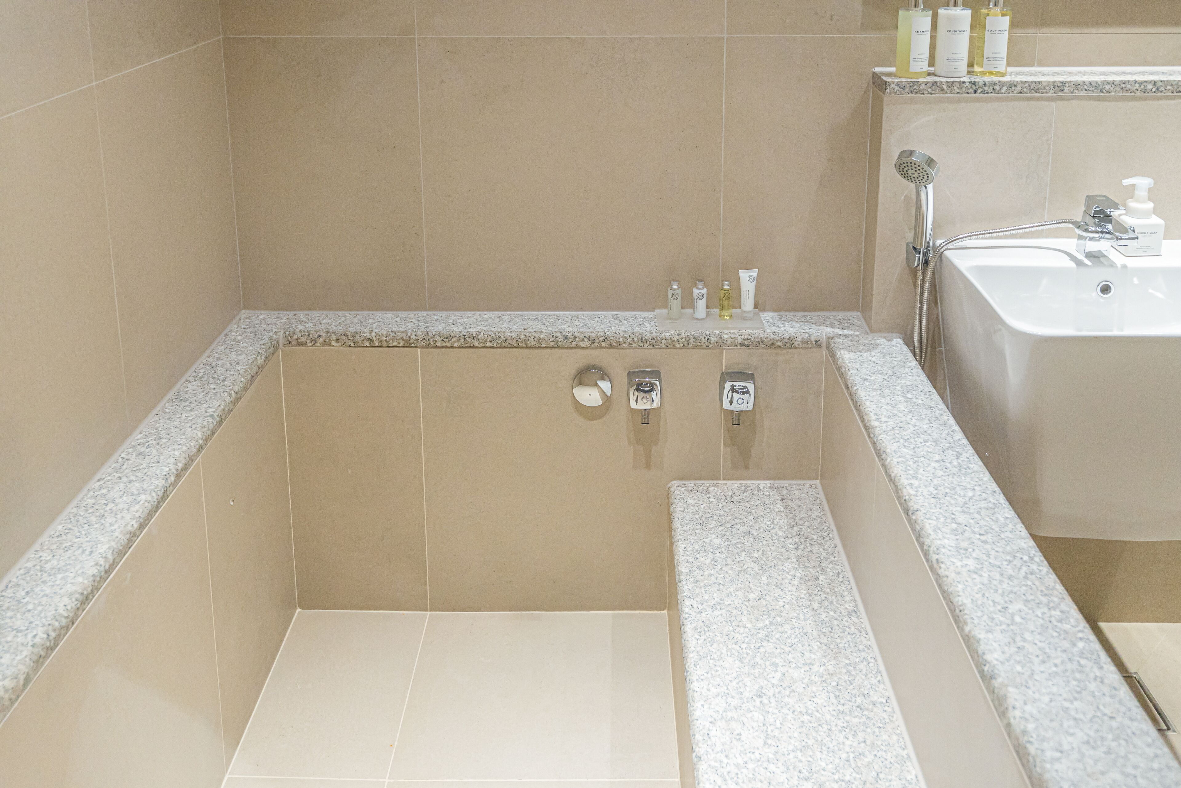 Asherah Villard Aqua Business Hotel 2*