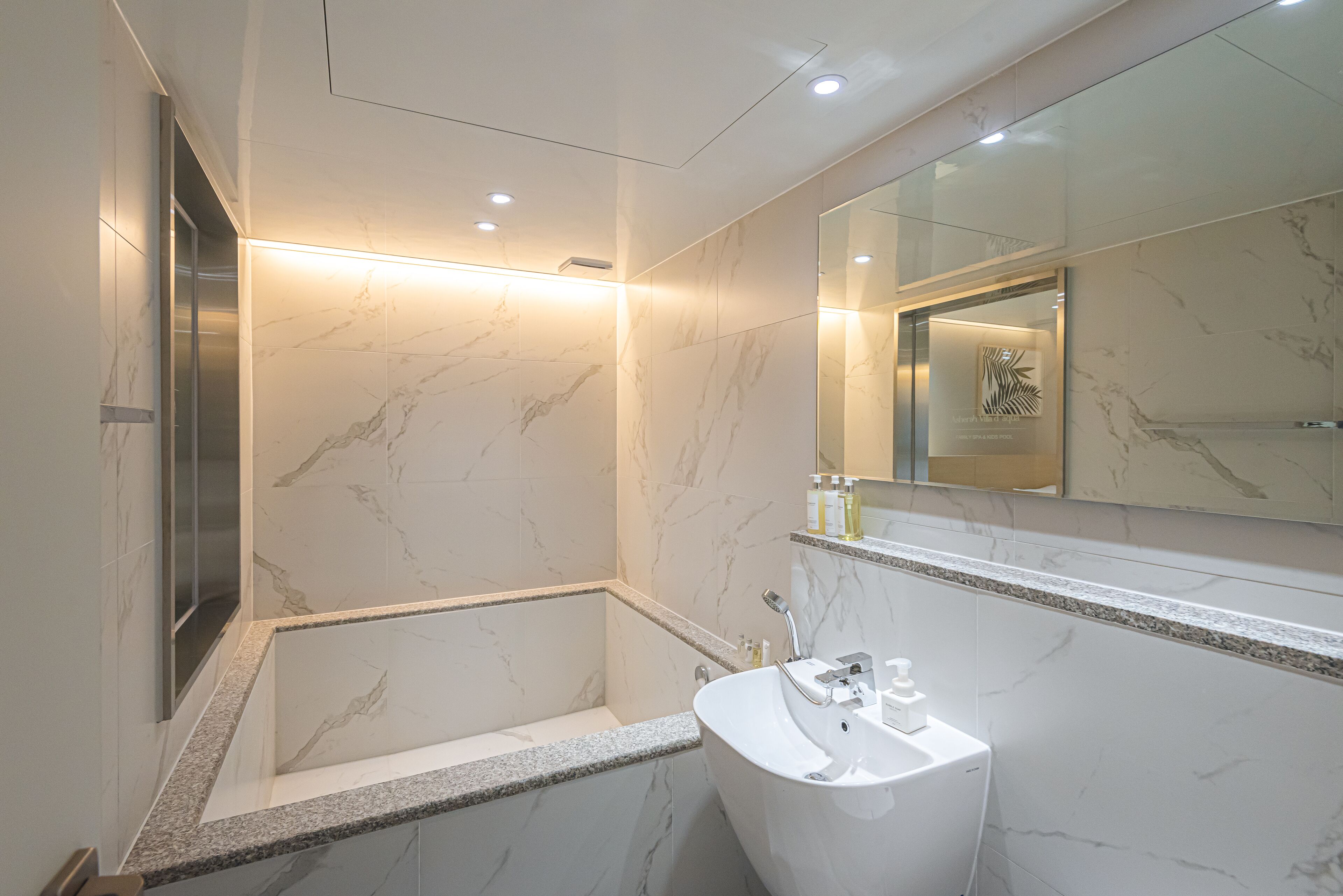 Asherah Villard Aqua Business Hotel 2*