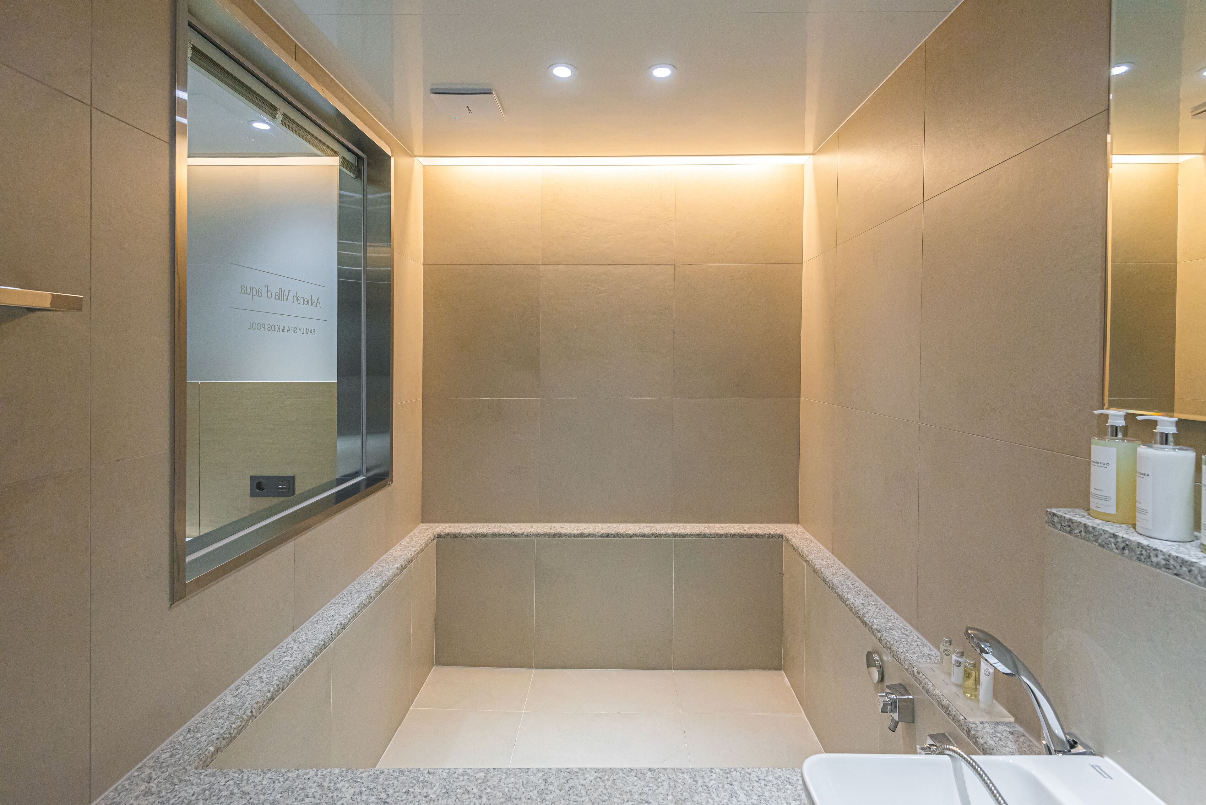 Asherah Villard Aqua Business Hotel 2*