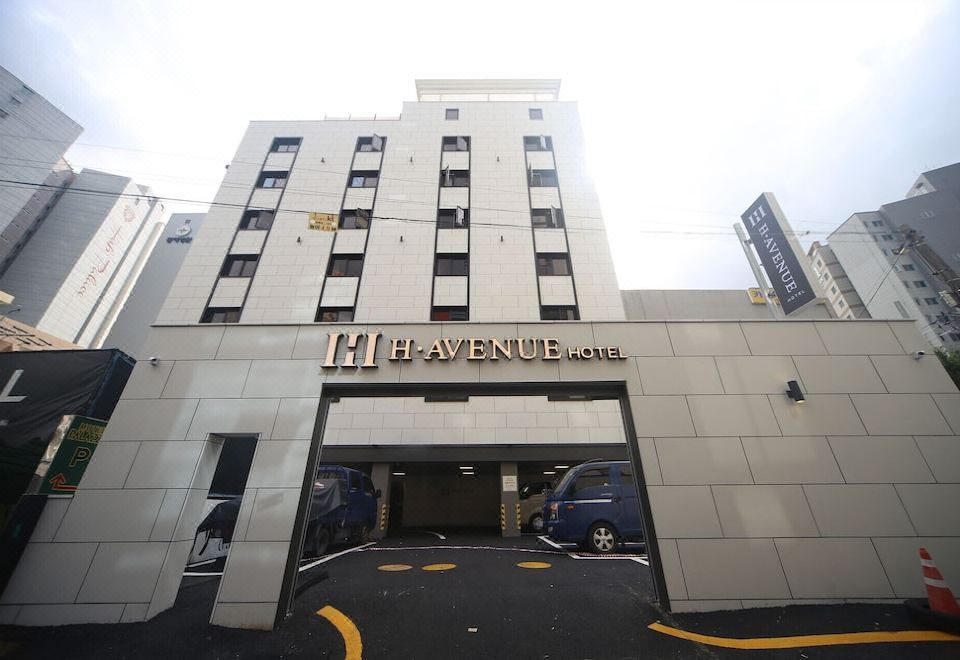 H Avenue Hotel Minam 2*